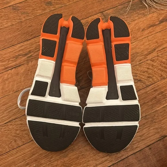 Barely Worn ON CLOUDFLYER Sneakers - Picture 4 of 4